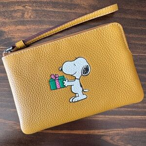 NEW Coach X Peanuts Corner Zip Wristlet with Snoopy Gift Motif